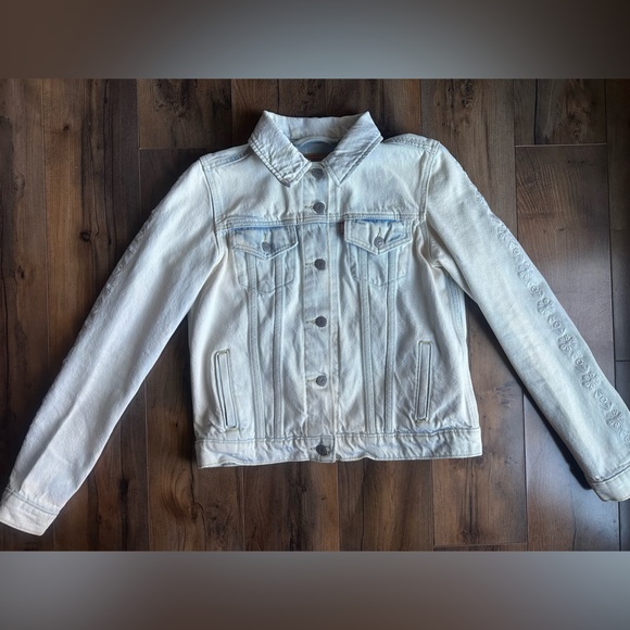 Levi’s Light Wash Embroidered Denim Jacket Floral Sleeve Detail Size M - Picture 2 of 8